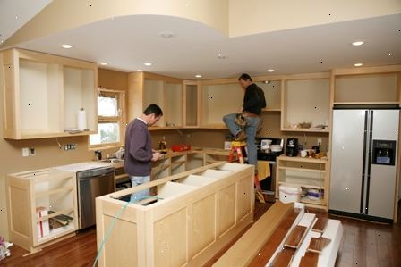 Hur att renovera ett hus. Tala med en elektriker och en entreprenör om byggkostnaden.