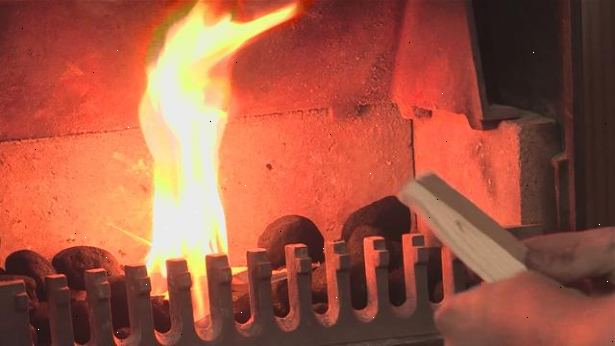 Hur att tända ett kol brand i ett galler. Rensa ut aska och slagg från den senaste branden, lämnar en ljus lager av slagg på rosten.