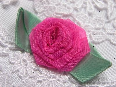 Hur man gör silke, satin eller band rosor. Välj ett material färg.