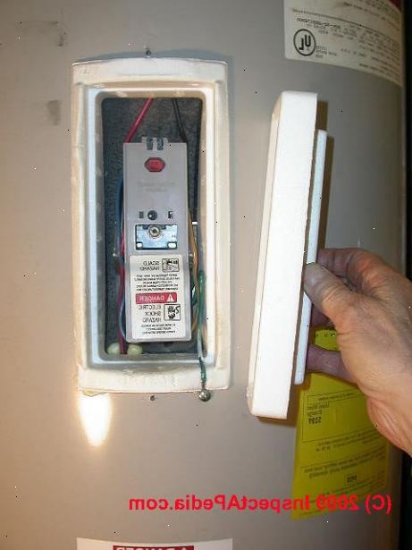 Hur att reparera en elektrisk varmvattenberedare. Kontrollera elektrisk panel för att vara säker på att brytaren är i läge "på" (ej i utlöst eller off) eller säkringar (om den används) är ordentligt installerade och inte "blåst".