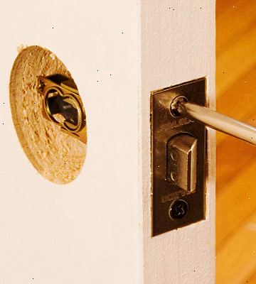 Hur man installerar ett dörrlås bifogade instickslås platta. Placera spärren [eller bara instickslås plattan] på plats på kanten av dörren.