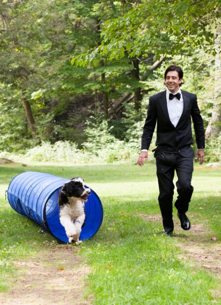 Hur man inkludera ett husdjur i ditt bröllop. Se till att alla på din lista är bekväm att ha ditt husdjur runt.