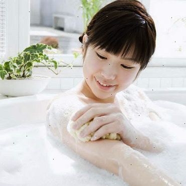Hur du tar ett bad under graviditeten. Välj en tid när någon är tillgänglig för att hjälpa dig in i och ut ur badkaret.
