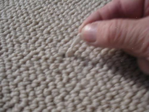 Hur att reparera en hake i Berbermatta. Placera en strumpsticka, skruvmejsel, eller annan lång, smal verktyg genom fastnat slingan av mattan.