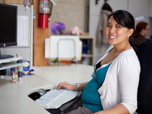 Hur man handskas med att vara gravid på jobbet. Bestäm när du ska berätta för folk.