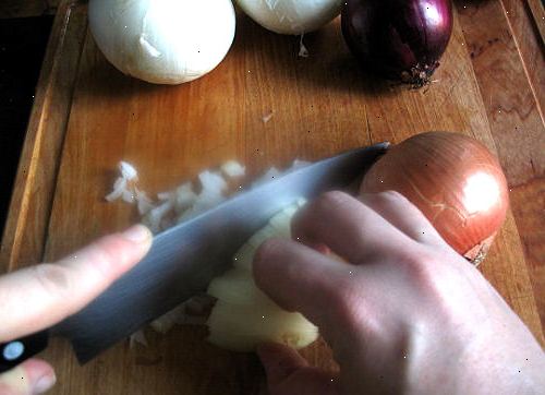 Hur hacka lök utan tårar. Använd en mycket vass kniv när du skär lök.
