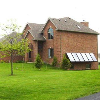 Hur du använder ditt tak som en sol värmeelement. Gå till taket utrymme på ditt hus och se till att ditt tak har en isolerande membran under takplåtar.