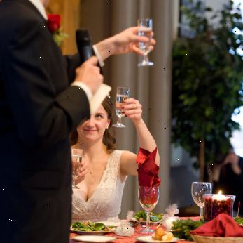 Hur kan man vara ett bröllop ceremonimästare. Förstå din roll och dina arbetsuppgifter som MC och vara uppmärksam på det faktum att receptionen är inte om dig - Det handlar om bruden och brudgummen.