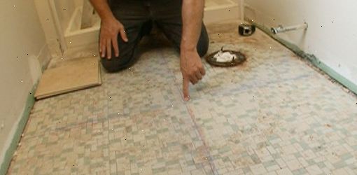 Hur kakel ett badrum golv. Blanda en sats av tunn-set murbruk med vatten i en hink, enligt tillverkarens anvisningar.