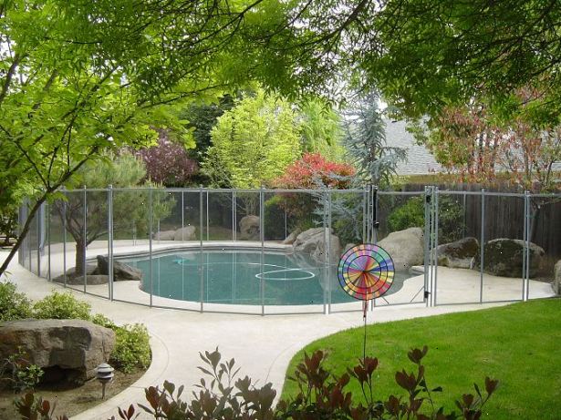 Hur man gör det säkert poolområdet för barn och husdjur. Konstruera ett staket runt poolen.