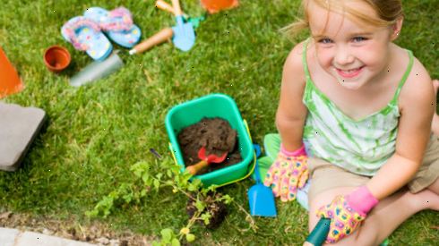 Hur du lär barnen att trädgården. Fokusera på att göra det roligt och spännande.