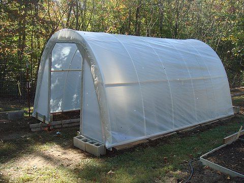 Hur man bygger en PVC hoophouse. Välj en lagom stor lapp på relativt platt mark för ditt växthus.