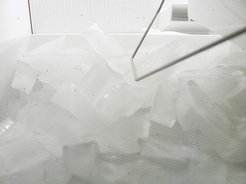 Hur att reparera en igensatt ismaskin. Stäng av vattnet, koppla ur kylskåpet och dra bort från väggen.