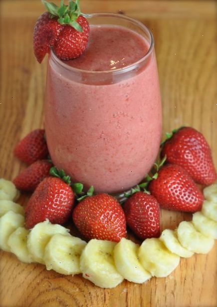 Hur man gör en jordgubbe banan smoothie. Placera kopparna i kylskåp för att hålla dem svalt och skönt tills du dricker din smoothie.