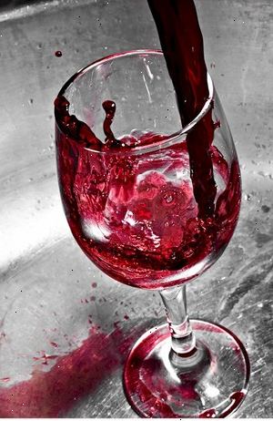 Hur tar man bort rött vin från tyg. Häll club soda över fläcken, låta det bubbla upp.