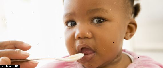 Hur att föda ett barn eller spädbarn fast föda. Börja när barnet är redo.