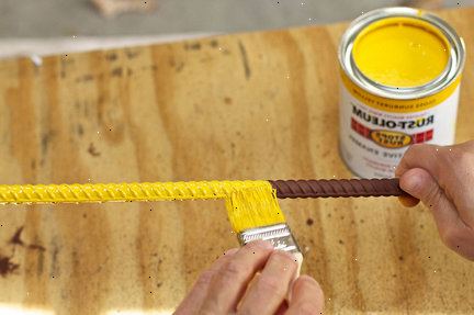 Hur man målar rostiga stål. Lossa rost med en stålborste.