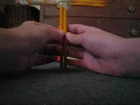Hur man gör ett litet armborst av husgeråd. Tape två pennor tillsammans, lämnar åtminstone en centimeter untaped i vardera änden.