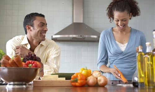 Hur får din man att göra mer matlagning. Titta konkurrenskraftiga eller professionell matlagning visar tillsammans.