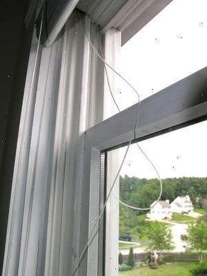 Hur man byter skärp sladdar på hängda fönster. Läs igenom dessa instruktioner i förväg så att du inte fastnar lämnar ett fönster öppet när du går ut för ett verktyg eller reservdelar.