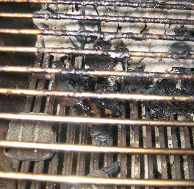 Hur att rengöra grill galler. Borsta bort alla lösa matrester kvar på grillningen rosten med en mässing grill borste medan grillen fortfarande är varm, men efter kolen har dött ut.