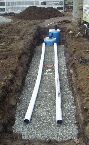 Hur man konstruerar ett litet septisk system. Gräv ett dike 4 meter bred, 26 meter lång och 3 meter djup.