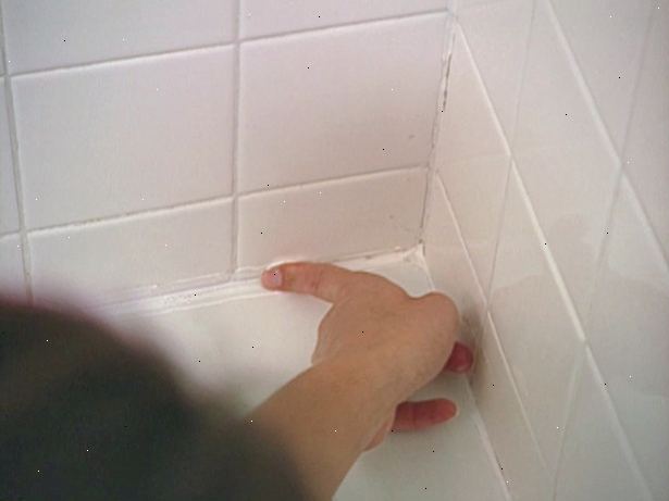 Hur täta ett badkar. Undersök fogen mellan badkaret och väggen.