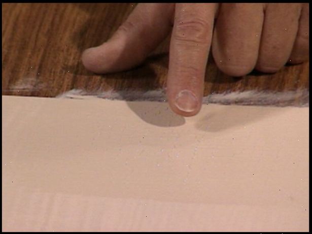 Hur att måla melamin. Använd 150 sandpapper för grov upp alla områden som du tänker måla.