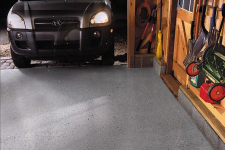 Hur man lägger in en epoxibeläggning på ett garage golv. Markera den produkt som du kommer att använda för att täcka ditt garage golv.