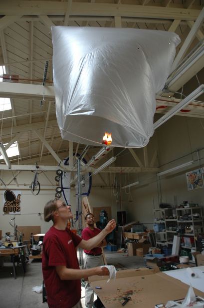 Hur man gör en mini flyable luftballong med ljus. Hitta en lämplig plastpåse.