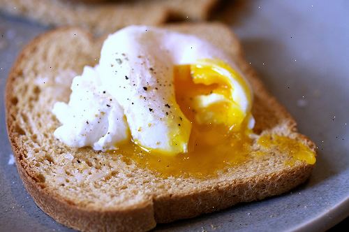 Hur man stjäla ett ägg. Få allt klart innan du börjar laga mat pocherade ägg.