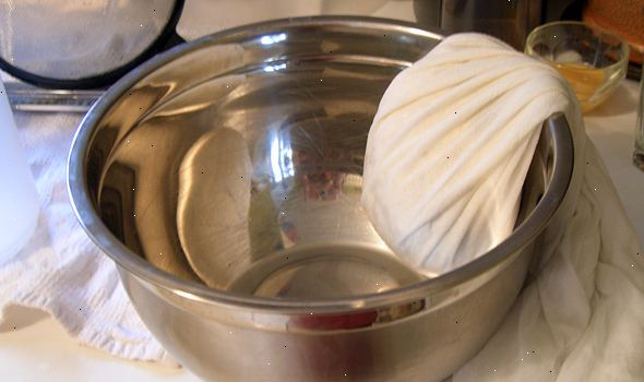 Hur man gör ricottaost. Spara vasslen från att göra ost i ett icke-reaktivt potten.