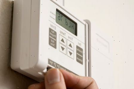 Hur man byter en termostat. Köp en ersättare termostat som fungerar med ditt system.