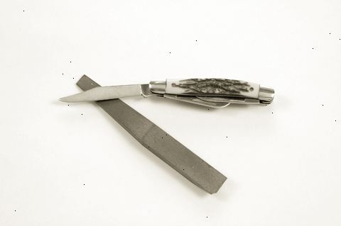 Hur skärpa en fickkniv. Välj den typ av slipsten som du vill använda för att vässa din fickkniv.