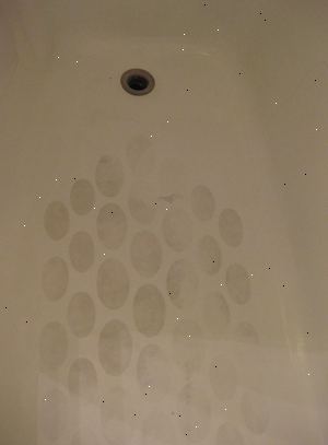 Hur att rengöra svåra fläckar från ett badkar. Vet du vad din tub är gjord av.