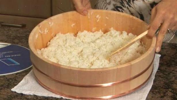 Hur man gör sushi ris. Nästa, skölj och blötlägg riset.