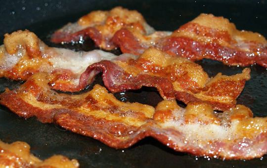 Hur man lagar bacon. Stek bacon på pannan.