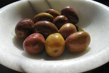 Hur man botar oliver. Placera oliverna i kallt vatten.
