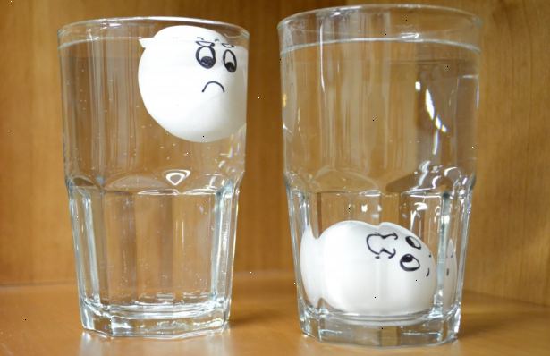 Hur berätta om ett ägg är dåligt. Placera ägg i en skål med kallt vatten.