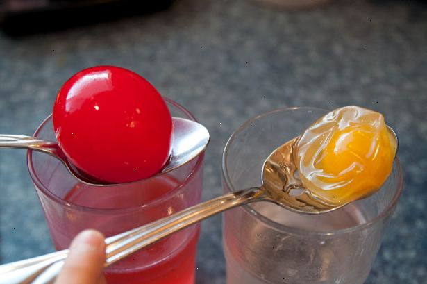 Hur man gör en naken ägg. Placera ägget i ett högt glas, burk, eller en plastkopp och fylla glaset med vinäger, dränka ägget.