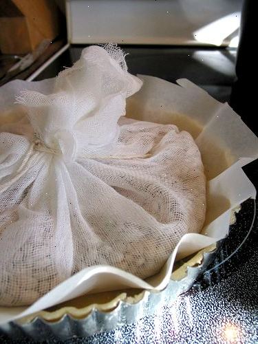 Hur blinda baka. Placera din nygjord bakverk i pajform enligt receptet instruktioner.