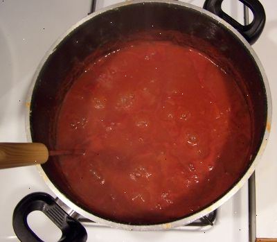 Hur man gör hemmagjord pastasås. Lägg örter och kryddor.
