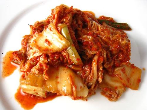 Hur man gör kimchi. Lös upp 3 msk salt i vattnet.
