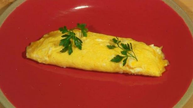 Hur att laga en omelett. Samla 2-5 ägg, beroende på hur mycket du vill äta.
