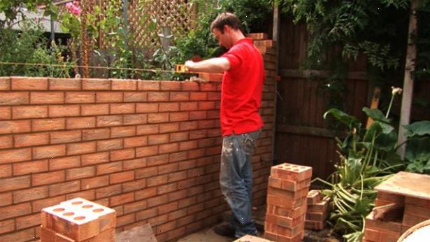 Hur man bygger en tegelvägg. Bricks är ofta avsedda att läggas som en faner vägg (innebörd mot en annan vägg, som på ett hus), beroende på vilken stil som de läggs (engelska bond vs europeiska / gemensamma band).