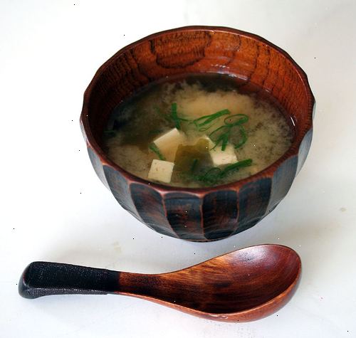 Hur man gör misosoppa. Smält miso genom att sätta den i en kopp och häll lite dashi på den för att smälta ner det.