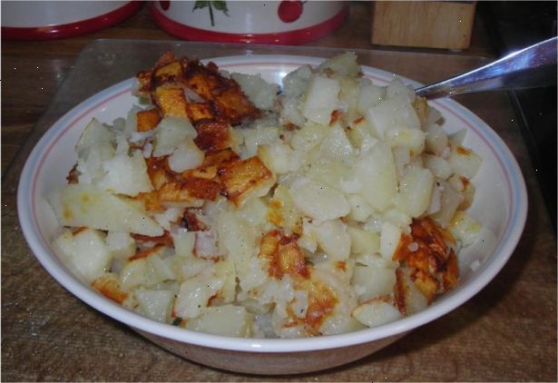 Hur man gör stekt potatis. Skär potatisen i hälften eller fjärdedelar.