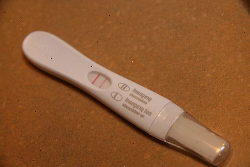 Hur man gör ett positivt graviditetstest. Köp ett graviditetstest.