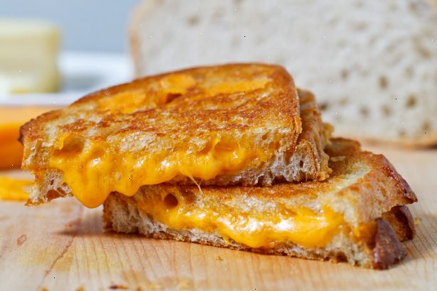 Hur man gör en grillad ost smörgås. Skaffa en stekpanna av korrekt storlek för antalet av smörgåsar du kan hantera i taget.