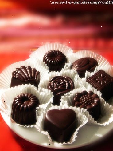 Hur man gör choklad för hand. Stek de råa kakaobönor.